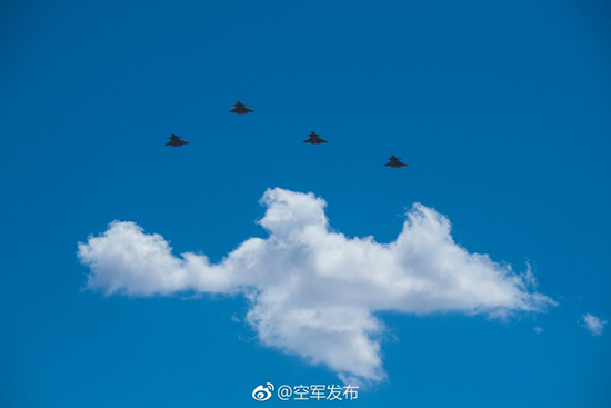 2017年10月20日，中国空军官方微博发布了一张4架歼-20战机编队飞行在白云之上的照片