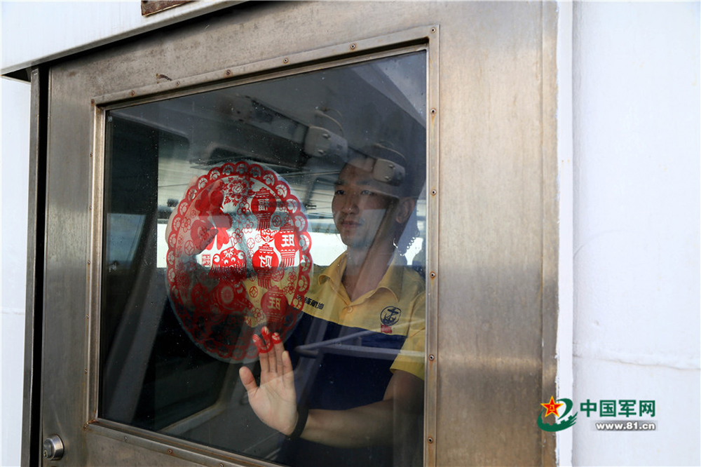 一張張象征著團圓的窗花寄托著船員對新年的美好祝願。