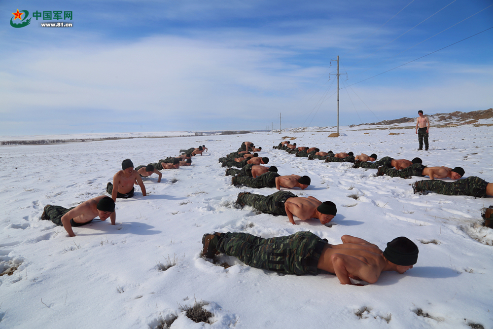 抗寒訓練之雪地俯臥撐。
