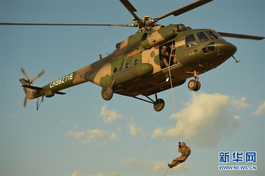 第75集團軍某空中突擊旅聯合特戰分隊進行快速機降課目訓練（2月27日攝）