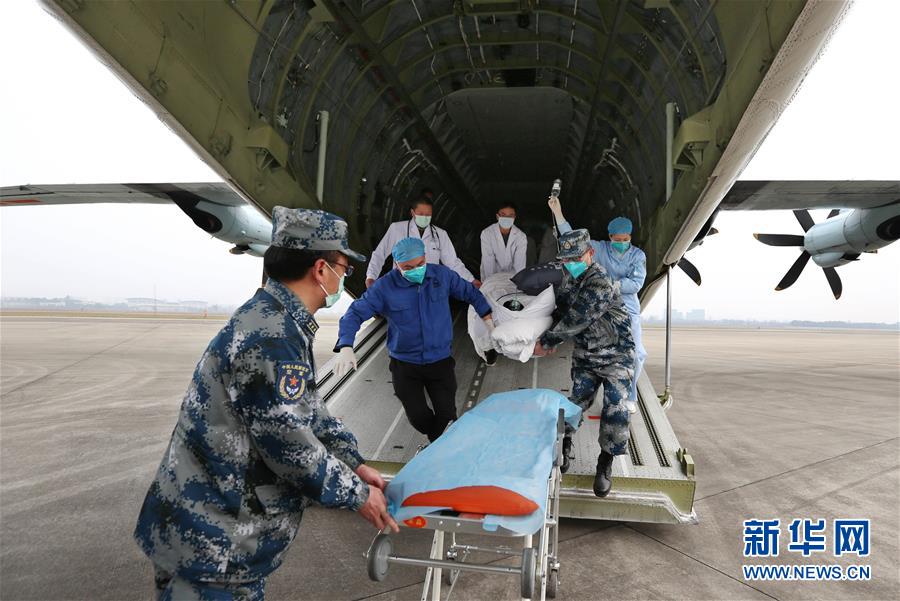 運-9飛機抵達成都后，機組和醫護人員迅速把西部戰區空軍某部正連職參謀王遠轉移下飛機。（劉暢攝）
