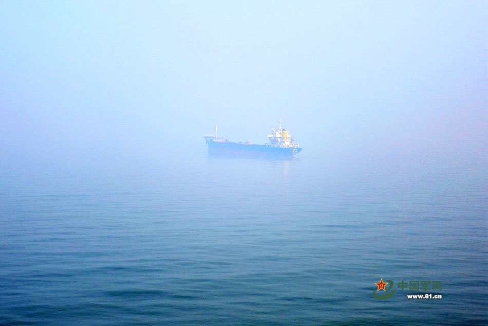 航行區域南來北往船舶密度大，在大霧天氣下航行，為訓練增加了難度。航行途中一艘船若隱若現