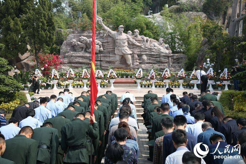 2018年4月3日，東部戰區陸軍合成某旅官兵代表與廈門各界群眾代表在“英雄贊”雕像前默哀。楊超 攝