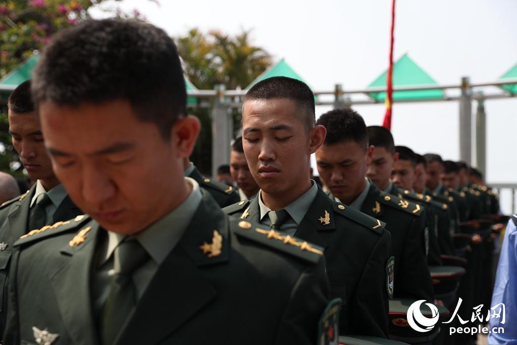 2018年4月3日，東部戰區陸軍合成某旅官兵向在解放廈門戰役中犧牲的烈士默哀。鄭毅 攝
