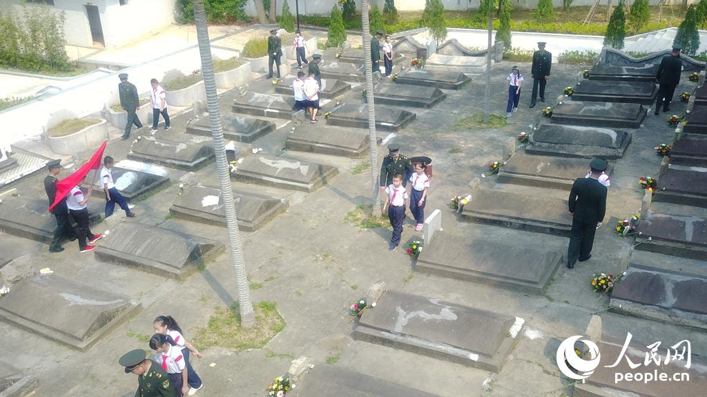 2018年4月3日，東部戰區陸軍合成某旅官兵官兵與駐地新城學校的學生們一同到革命烈士墓地祭拜先烈。賴橋泉 攝