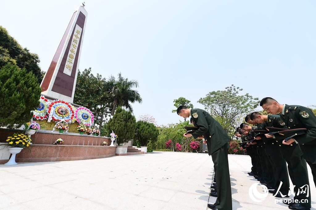 2018年4月3日，東部戰區陸軍合成某旅官兵向烈士紀念碑默哀。賴橋泉 攝