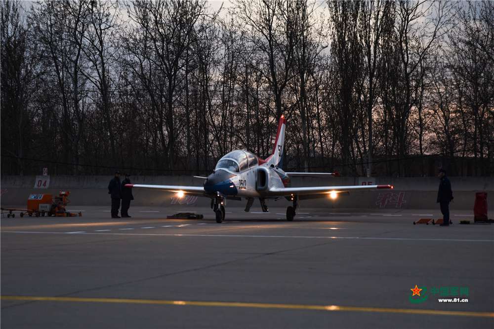 春分時節，空軍石家庄飛行學院某旅為期10天的夜航訓練吹響號角。