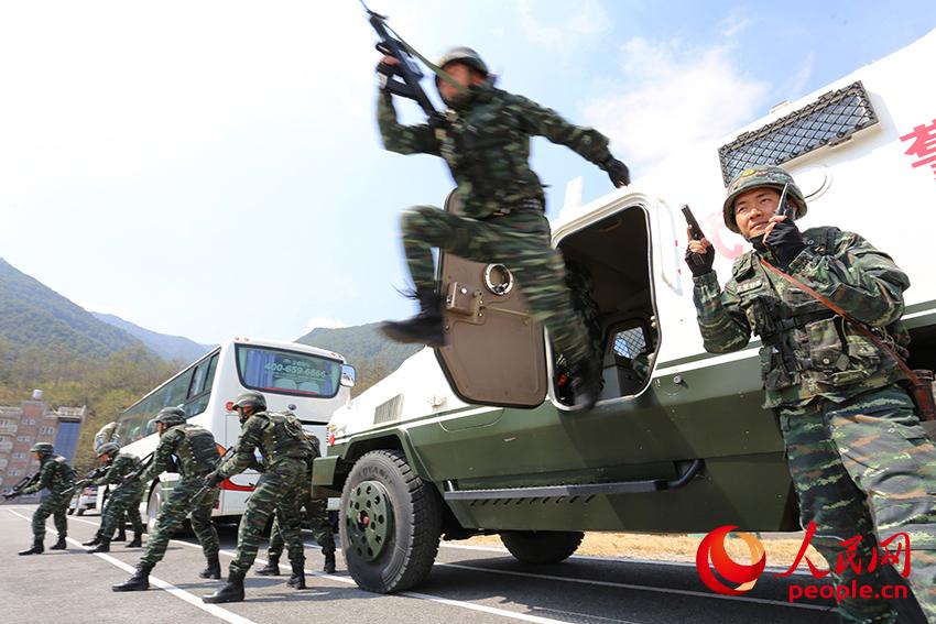 图为官兵按战斗编组从战车快速转入战斗训练时的场景。   马亮志摄