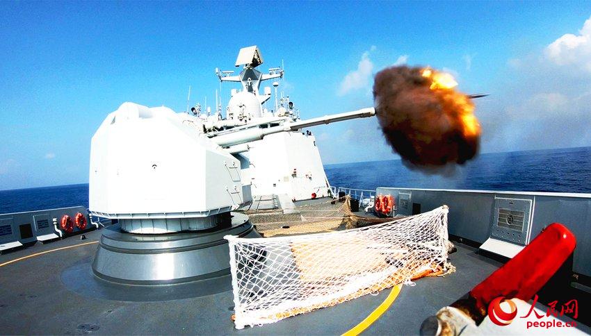 鹽城艦主炮對海射擊瞬間  朱林林攝影