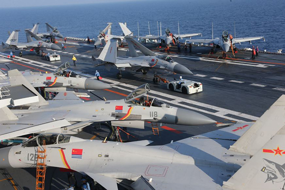 辽宁舰飞行甲板官兵紧张有序保障舰载机飞行。（图片来源：中国军网）