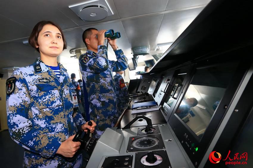 哈薩克族女兵加德熱拉·哈布力操舵航母。張雷攝影