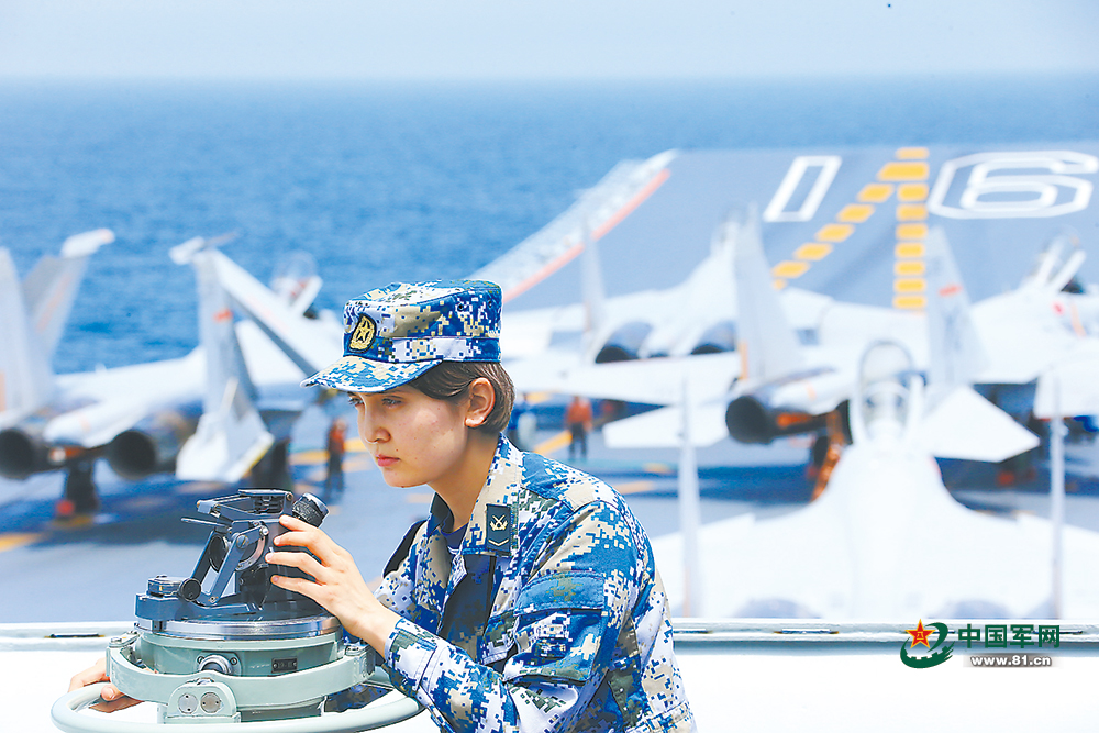 哈薩克族女兵加德熱拉·哈布力利用陀螺儀觀察海空情況。