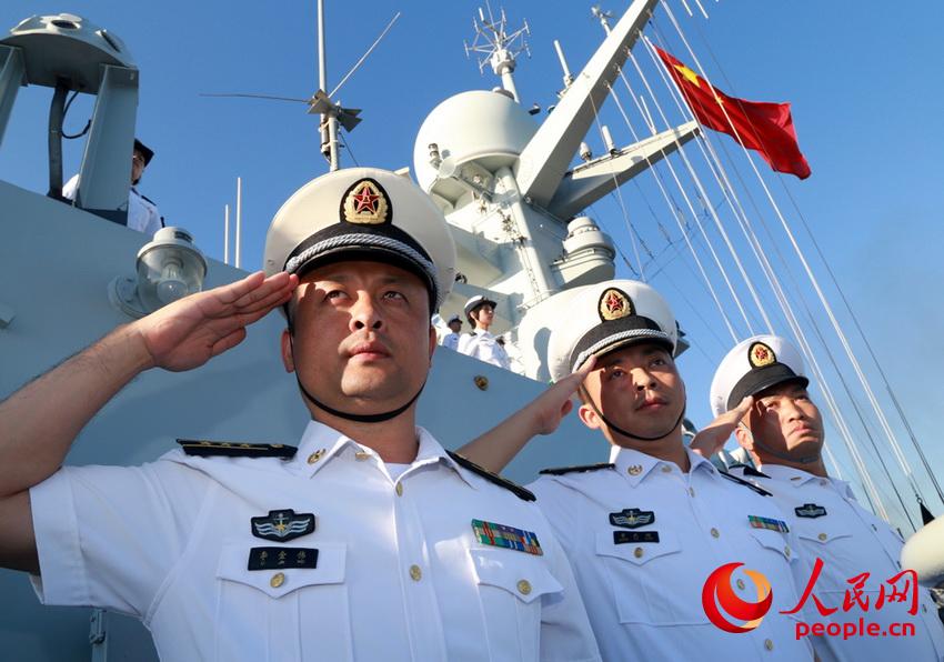 過航演練中，長沙艦官兵與印尼軍艦互相敬禮（曾行賤 攝）