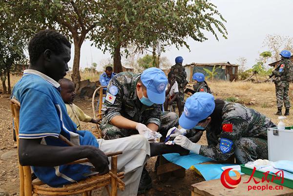 中國第4批赴南蘇丹（朱巴）維和步兵營為當地民眾提供藍盔義診。
