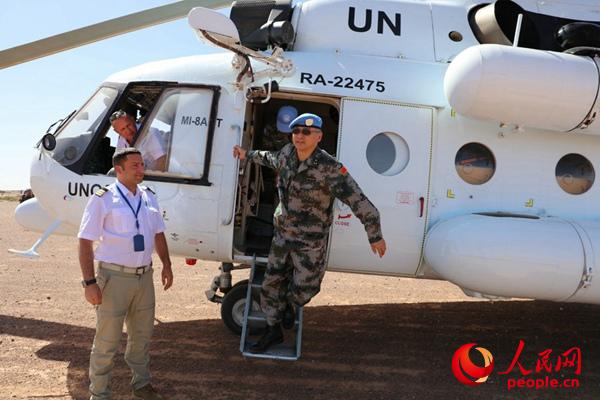 2018年1月3日，西撒特派團維和司令王小軍少將乘坐直升機視察任務區。（聯合國西撒哈拉特派團圖片）