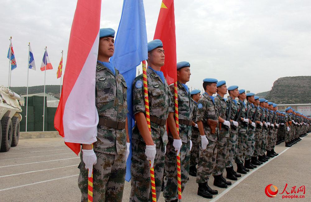 中國赴黎維和部隊整齊離隊，等候聯黎部隊副司令檢閱。（楊雙全攝）