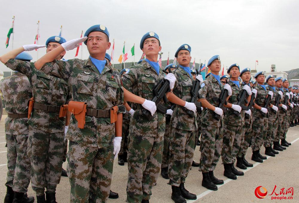 中國赴黎維和部隊整齊離隊，等候聯黎部隊副司令檢閱。（楊雙全攝）