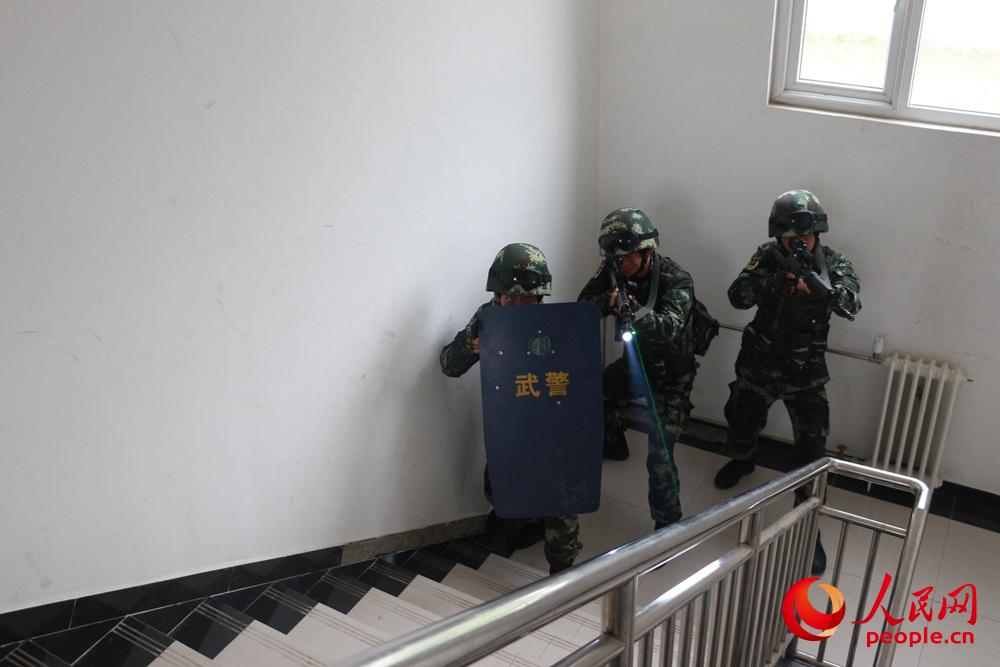 特戰隊員在樓梯處交替掩護、搜索前行