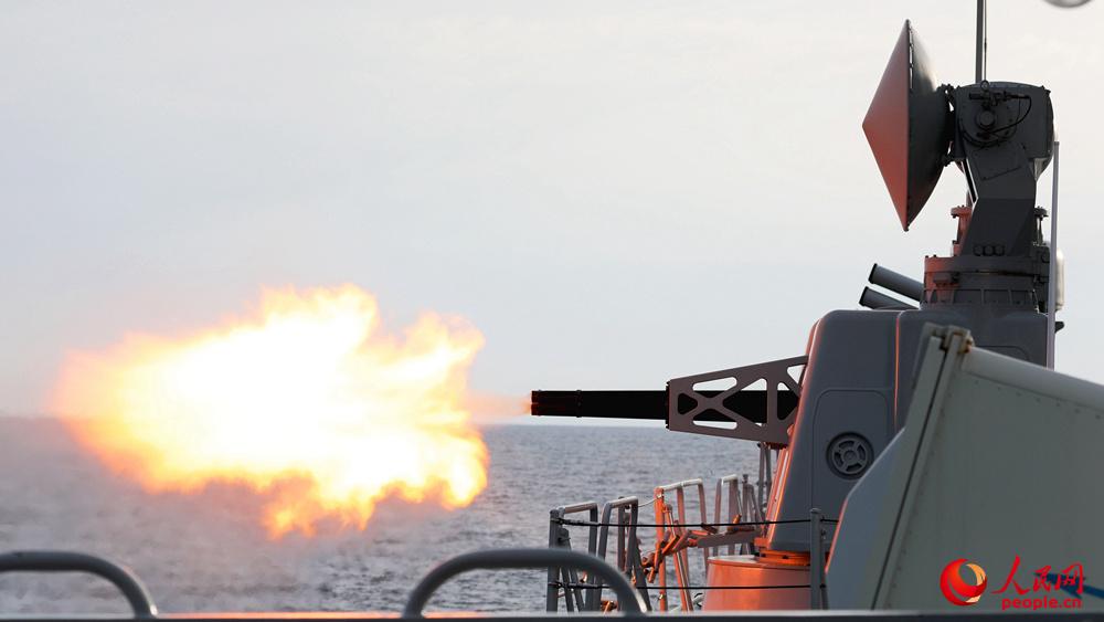 鹽城艦副炮對海射擊演練  朱林林攝影