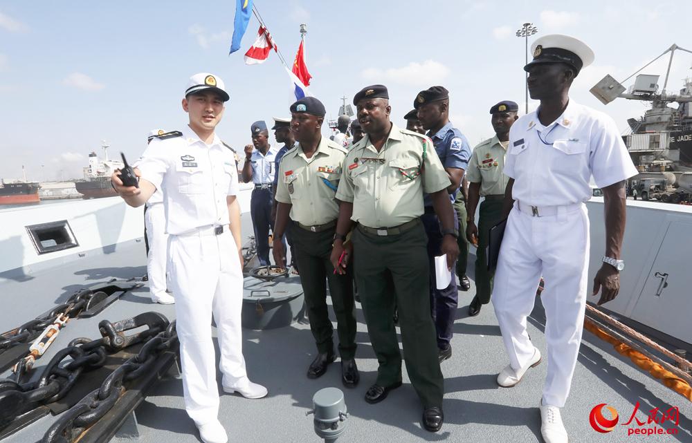 加纳三军官兵参观我海军盐城舰。朱林林摄影 