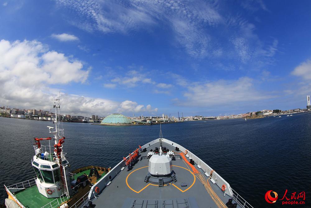 海軍第二十九批護航編隊濱州艦駛入西班牙拉科魯尼亞港。韓林攝