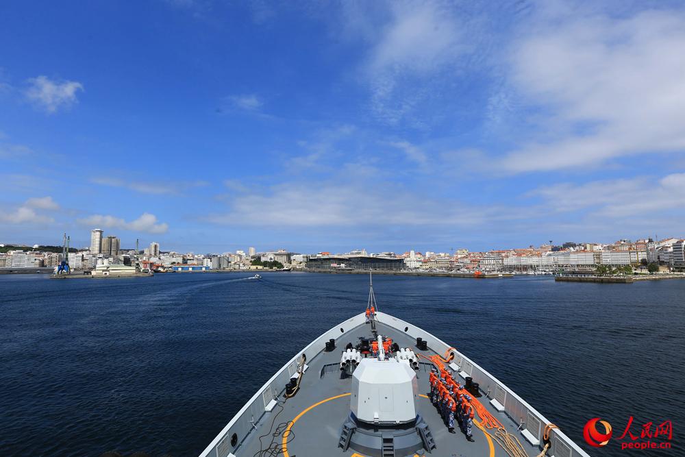 海軍第二十九批護航編隊濱州艦駛入西班牙拉科魯尼亞港。韓林攝