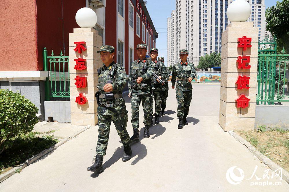 連日來，北京地區持續高溫，在驕陽酷暑中，武警北京總隊執勤第四支隊黨委組織120余名干部深入一線哨位，在正午期間替哨兵站“高溫哨”，為基層官兵送去陣陣“清涼”。姜潤邈攝