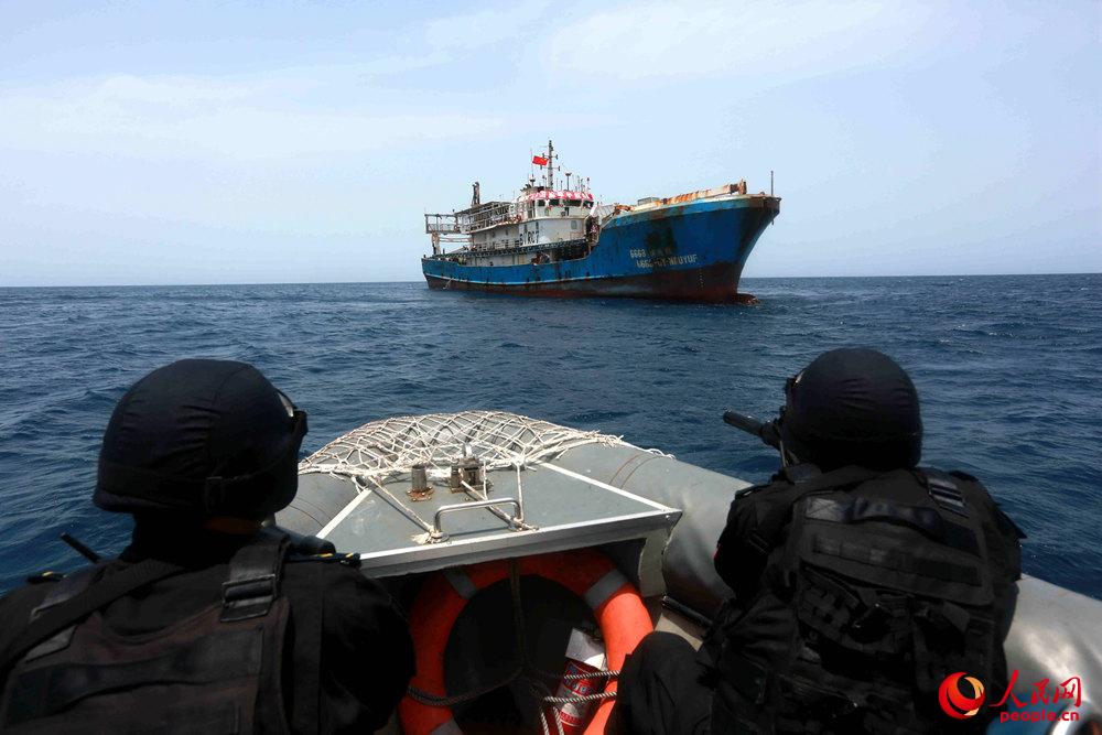 特戰隊員乘小艇前往中國籍漁船福遠漁8666。 張千 攝
