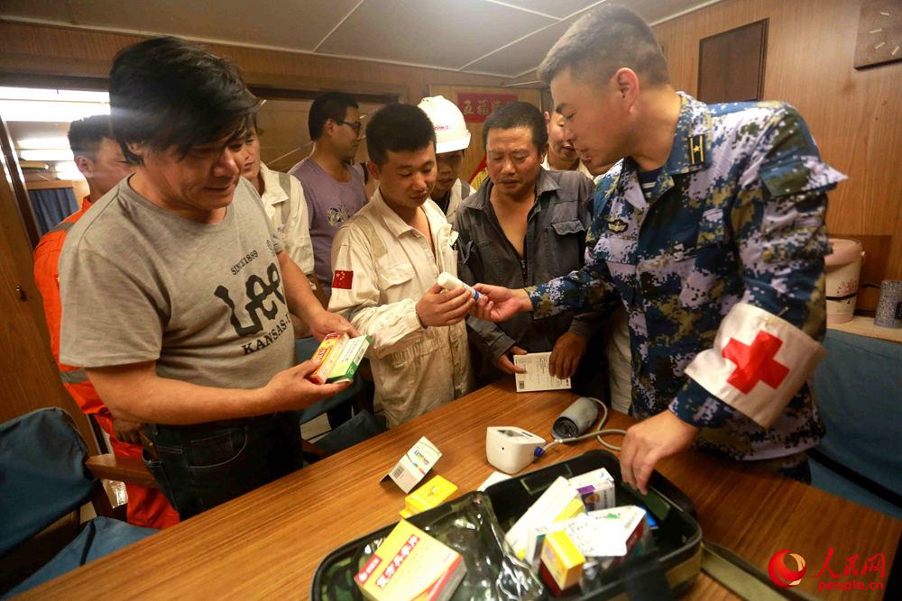 海軍徐州艦軍醫為中國籍貨船振華25船員贈送藥品。 張千 攝