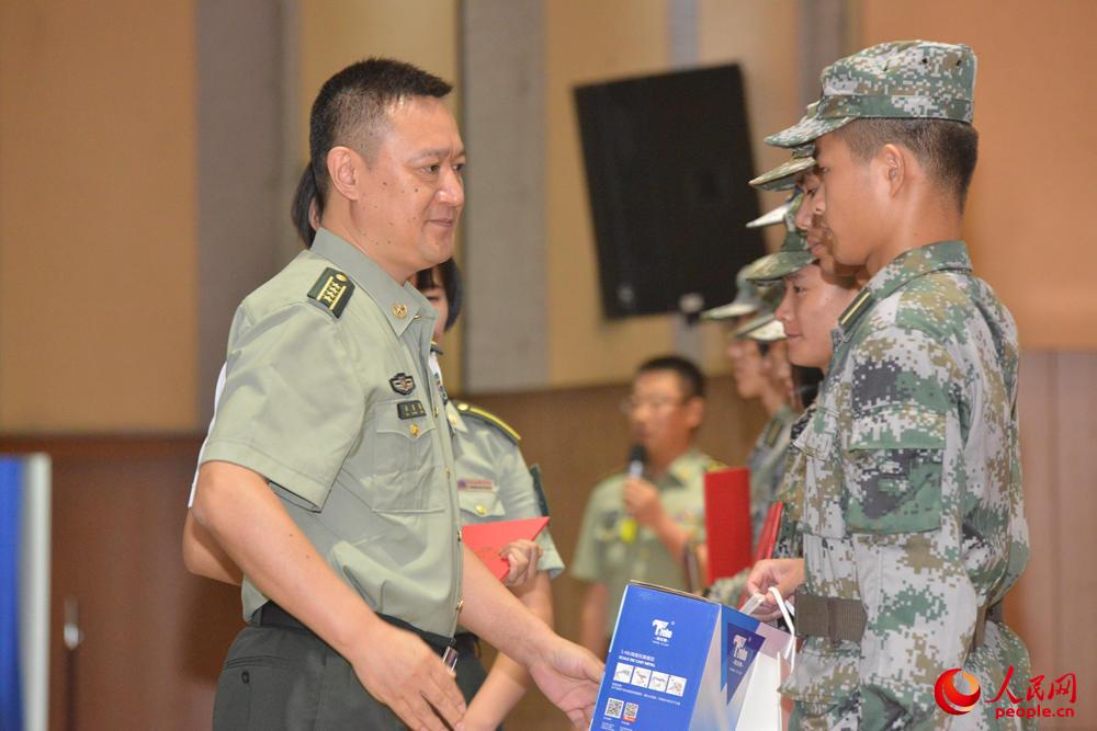 軍事基礎教育學院副院長向冠軍隊伍頒獎。