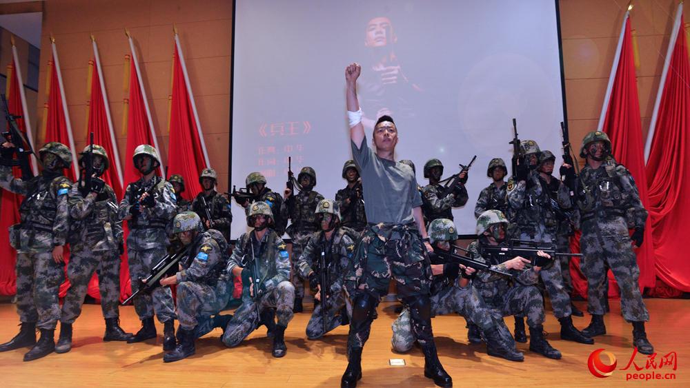 軍旅歌手中華攜比賽主題曲《兵王》與學院特戰隊員共同展現實訓風採。