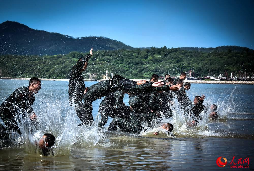 特戰隊員進行水中極限搏擊 