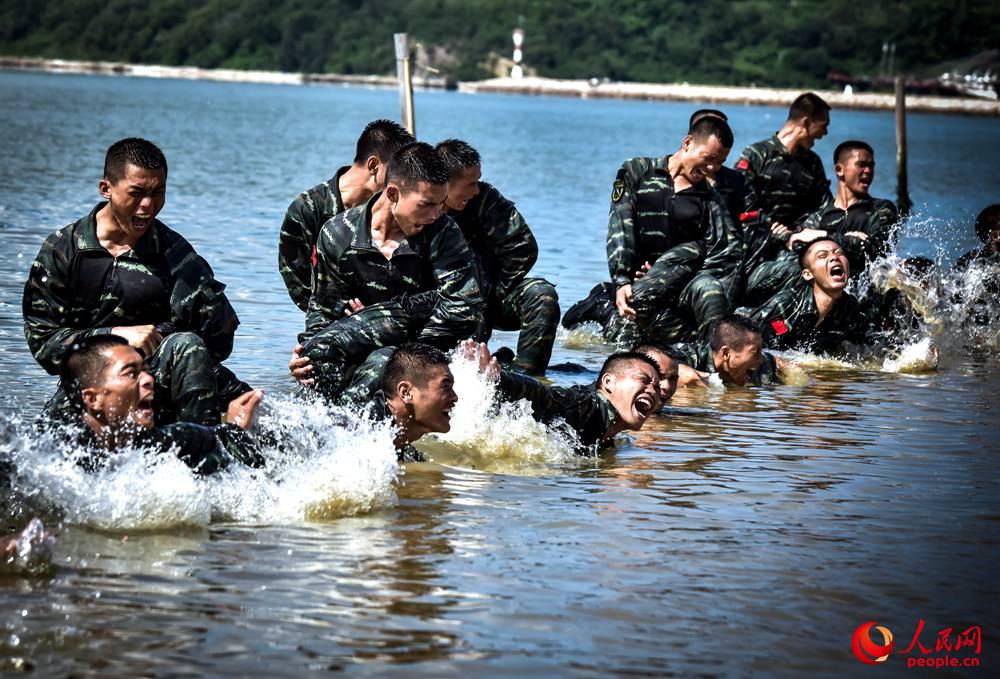 特戰隊員進行水中摔擒訓練