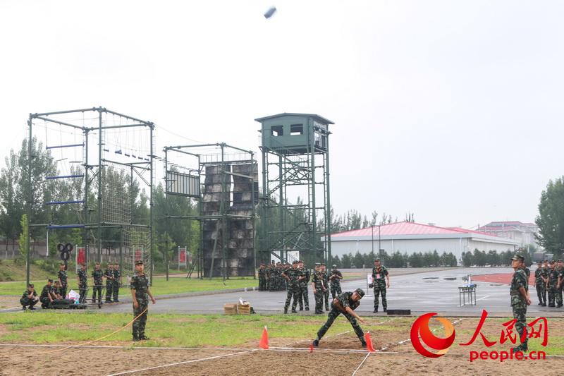 2018年7月6日，武警森林機動支隊進行軍事技能大比武，圖為比武官兵進行滅火彈投擲。