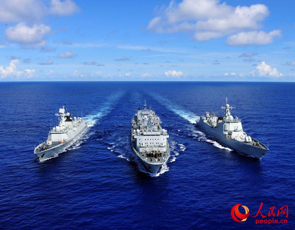 2014年6月13日，海口艦參加多國聯演任務期間進行橫向補給——胡鍇冰攝