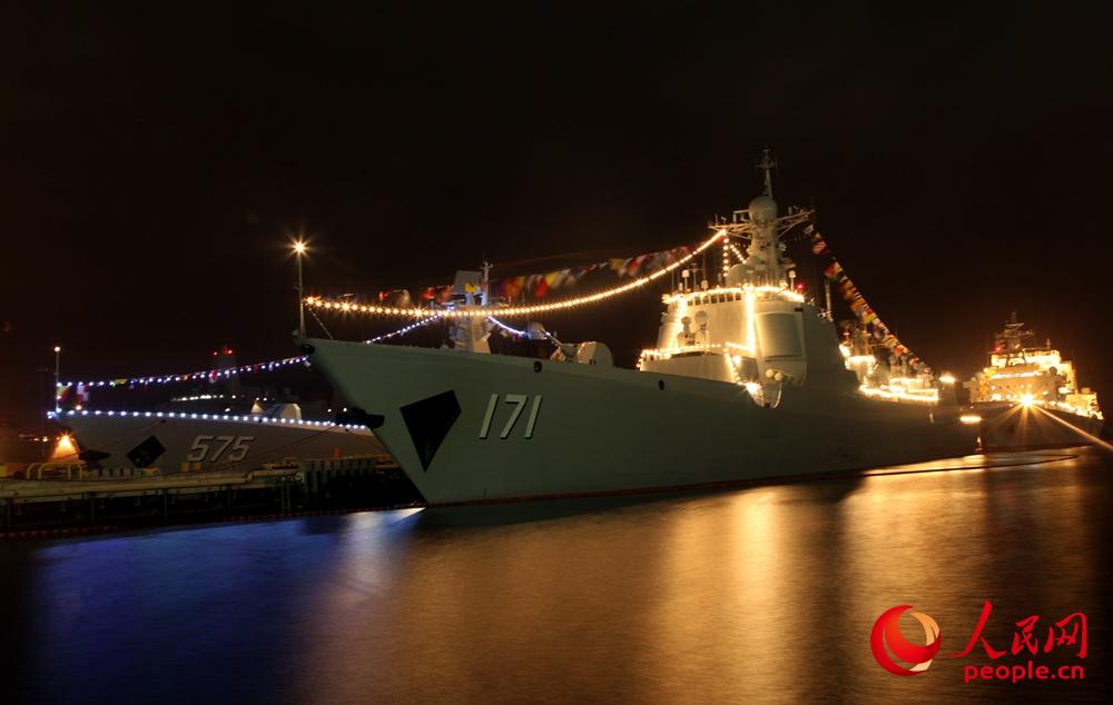 2014年8月13日，海口艦參加多國聯演任務期間停泊外國港口——王棟攝