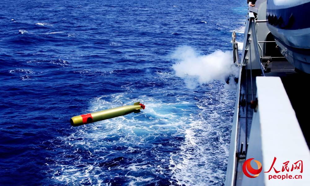 2013年8月17日，海口艦參加實兵對抗演練，圖為海口艦發射魚雷——王棟攝