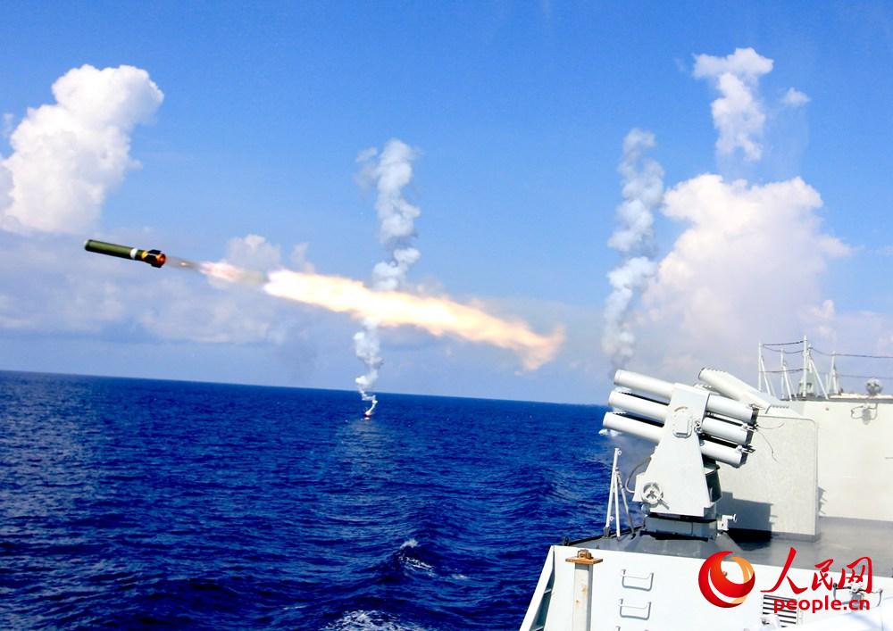 2013年6月6日，海口艦參加實彈演習，圖為海口艦發射干擾彈——王棟攝