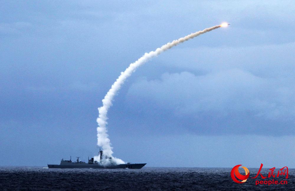 2010年7月26日，海口艦參加實彈演習，圖為海口艦發射艦空導彈攔截來襲目標