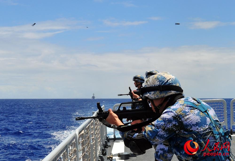 2014年6月16日，海口艦參加多國聯演任務，圖為海口艦艦員進行輕武器射擊——邵龍飛攝