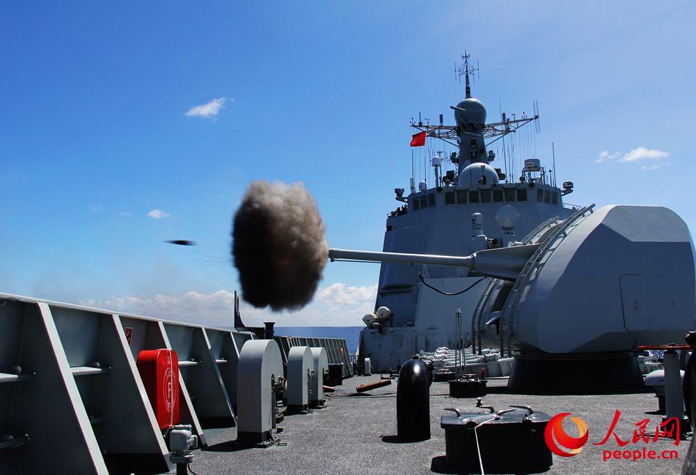 2014年6月19日，海口艦參加多國聯演任務，圖為海口艦主炮射擊——於 林攝
