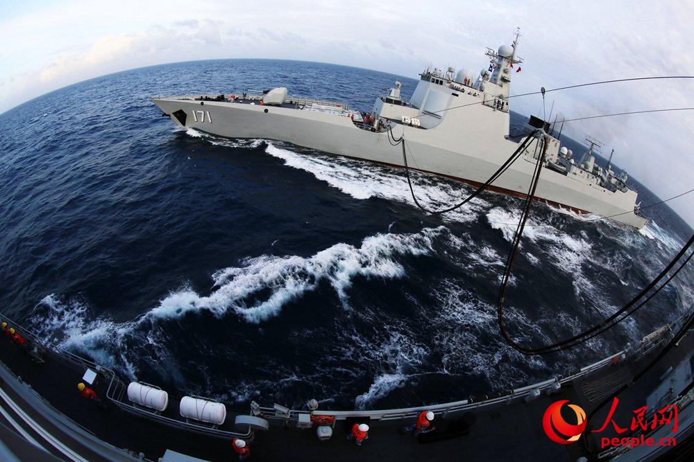 2017年2月6日，海口艦參加遠海訓練，圖為海口艦進行橫向補給——時明華攝