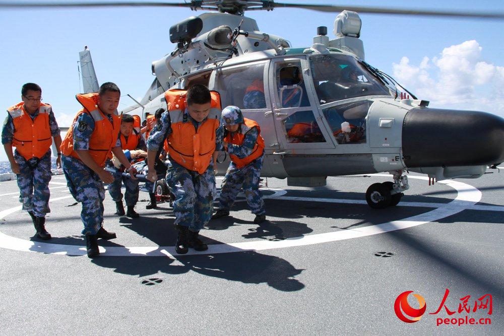2014年7月19日，海口艦參加多國聯演任務期間，官兵組織戰傷救護訓練——於林攝