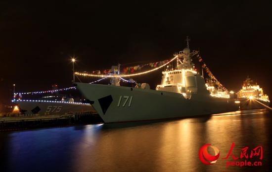 2014年8月13日，海口艦參加多國聯演任務期間停泊外國港口——王棟攝