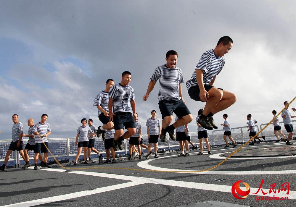 2014年6月17日，海口艦參加多國聯演任務期間位起降平台組織官兵體能訓練——於林攝