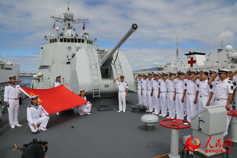 2014年6月30日，海口艦組織官兵重溫入黨誓詞——於林攝