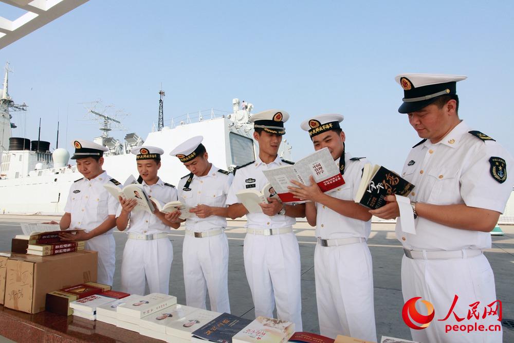 2015年4月20日，海口艦組織官兵位碼頭挑選自己喜愛的書籍