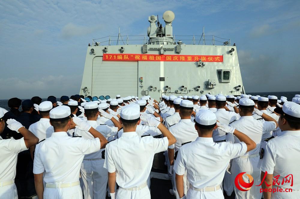 2017年10月1日，執行第27批護航任務期間，編隊位海口艦組織海上升旗儀式——劉鑫攝