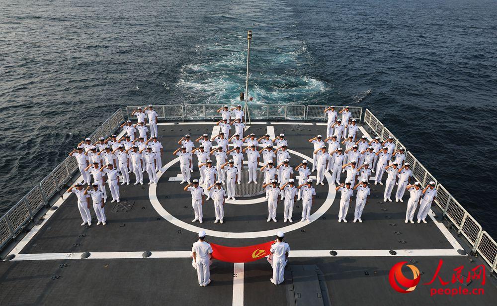 2017年9月21日，執行第27批護航任務期間，海口艦官兵喜迎十九大