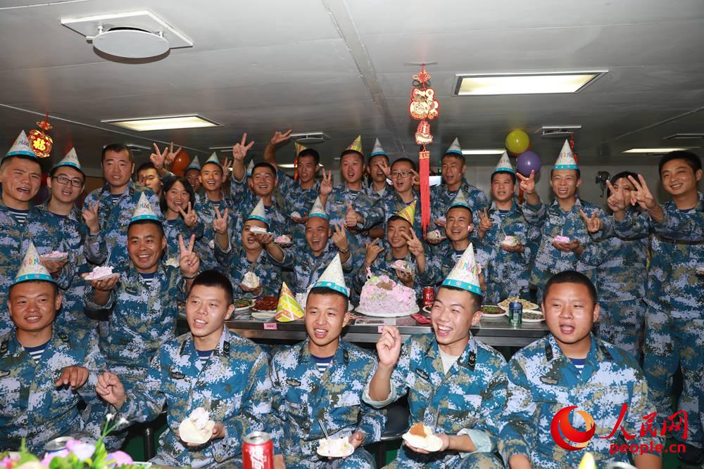 2017年8月27日，執行第27批護航任務期間，海口艦組織集體生日會——劉鑫攝